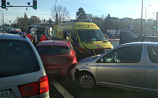 Kolizja 8 aut na jednym z głównych skrzyżowań w Olsztynie. Policja ustaliła kto zawinił